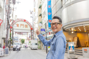 「平日は東京に戻って、週末は出てってパターン」と旅もライブも楽しんでいる様子の大土井裕二。写真は神戸・生田神社近くの「東門街」にて